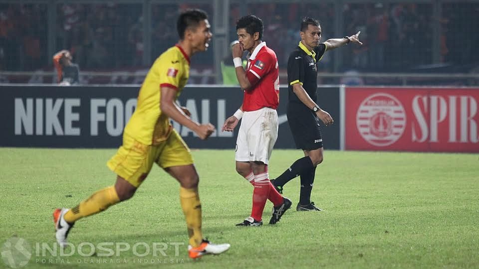 Ekspresi Penyerang Persija Jakarta, Bambang Pamungkas (Tengah) usai gagal mengeksekusi penalti ke gawang Sriwijaya FC. Copyright: &copy; Herry Ibrahim/Indosport